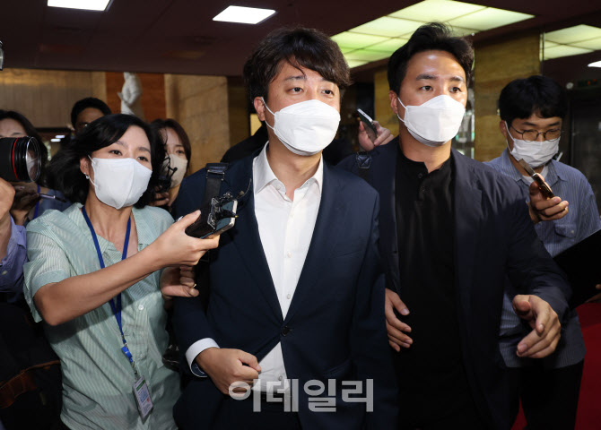 '비공개 회의 참석하는 이준석'                                                                                                                                                           