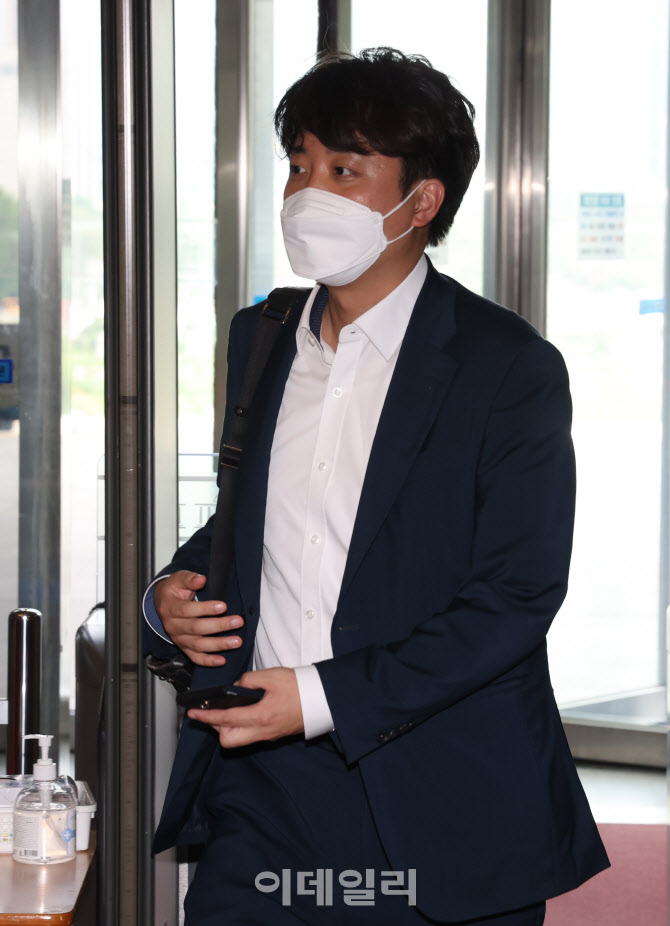 '대표실 향하는 이준석'                                                                                                                                                                  