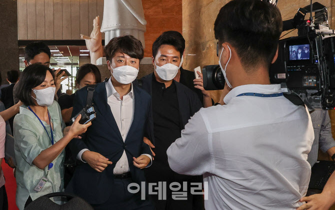 이준석, '답변없이 당대표실로'                                                                                                                                                           