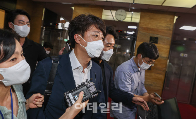'답변없이 당대표실 향하는 이준석'                                                                                                                                                       