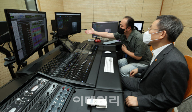 메타버스 설명 경청하는 이종호 과기부 장관                                                                                                                                                         