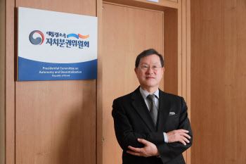 文정부 임명한 김순은 자치분권위원장…임기 1년6개월 남기고 퇴임