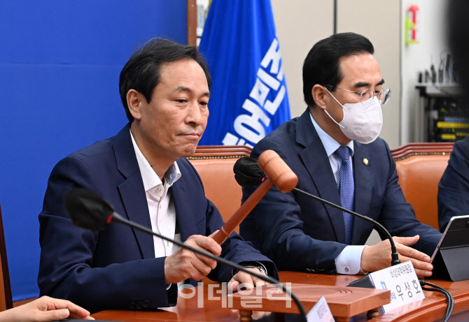 '비대위 주재하는 우상호'                                                                                                                                                                