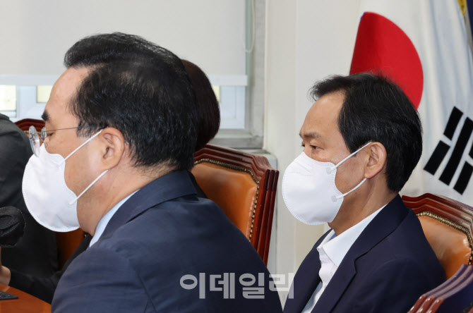 '어두운 표정으로 비대위 참석한 우상호'                                                                                                                                                  