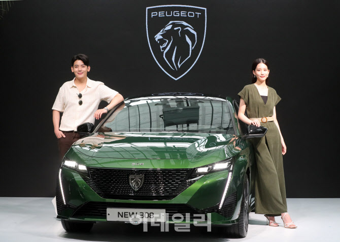 새 엠블럼 장착한 푸조 뉴 308 출시..가격은 3680만~4230만원                                                                                                                                         