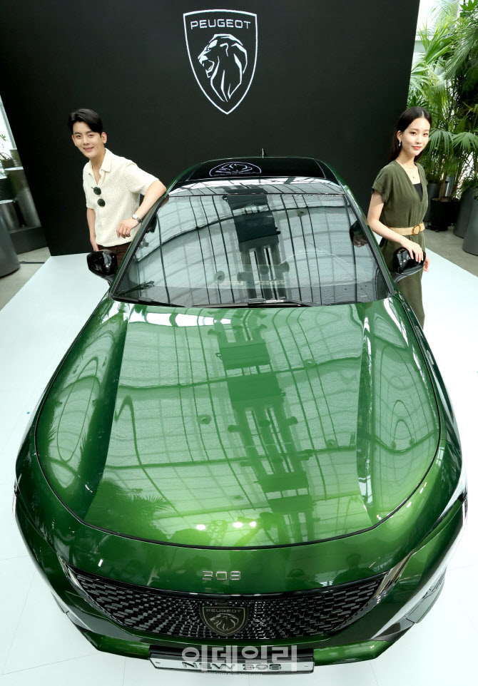 최신 엠블럼 장착한 '뉴 푸조 308' 출시…3680만원부터                                                                                                                                     