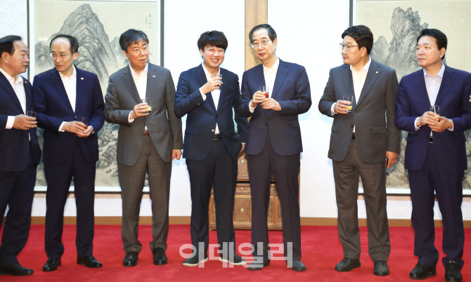'제1차 고위 당정협의회'                                                                                                                                                                 