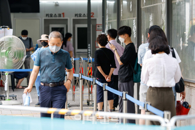신규 확진 2만 육박, '더블링' 현상까지…여름 재유행 어쩌나                                                                                                                               