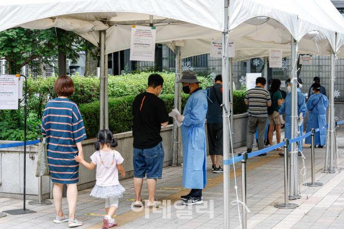 늘어나는 코로나19 신규확진자, 휴가철 앞두고 ‘비상’                                                                                                                                              