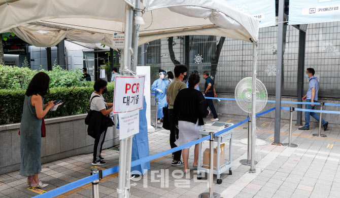 늘어나는 코로나 신규확진자, 휴가철 앞두고 ‘비상’                                                                                                                                                