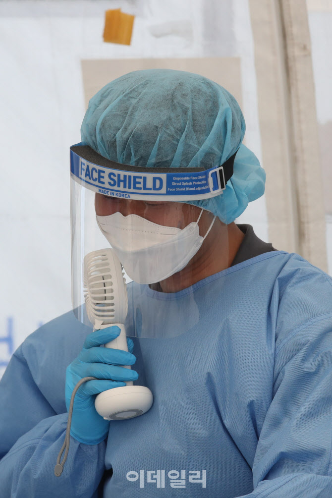 조그만한 선풍기에 더위 식혀보지만…                                                                                                                                                               