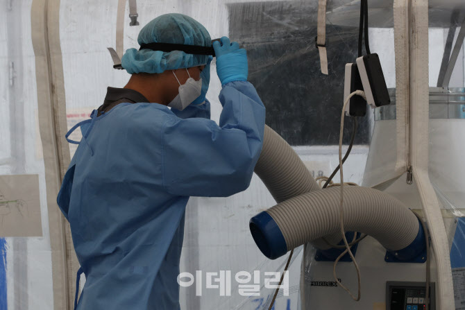 더위 식히는 선별진료소 의료진                                                                                                                                                                     