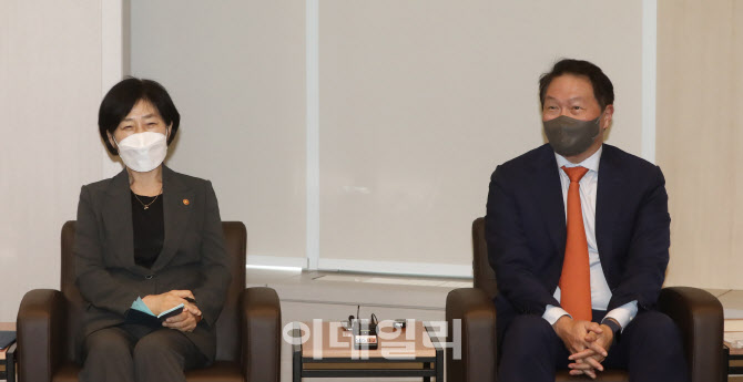 미소 짓는 한화진 장관-최태원 회장                                                                                                                                                                 