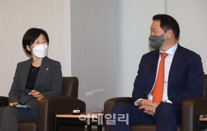 한화진 환경부 장관-최태원 대한상의 회장 대화                                                                                                                                                      