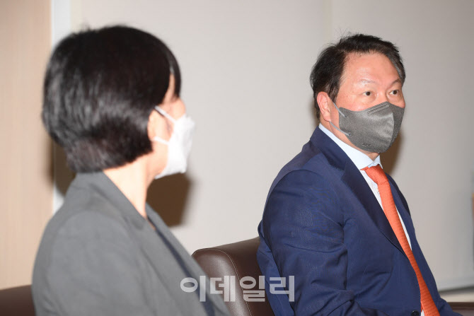 장관 발언 경청하는 최태원 회장                                                                                                                                                                    