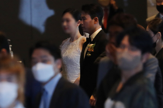  결혼식 입장 준비하는 이규호 부사장                                                                                                                                                               