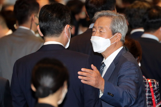  이재용 부회장과 인사하는 정몽준 이사장                                                                                                                                                           