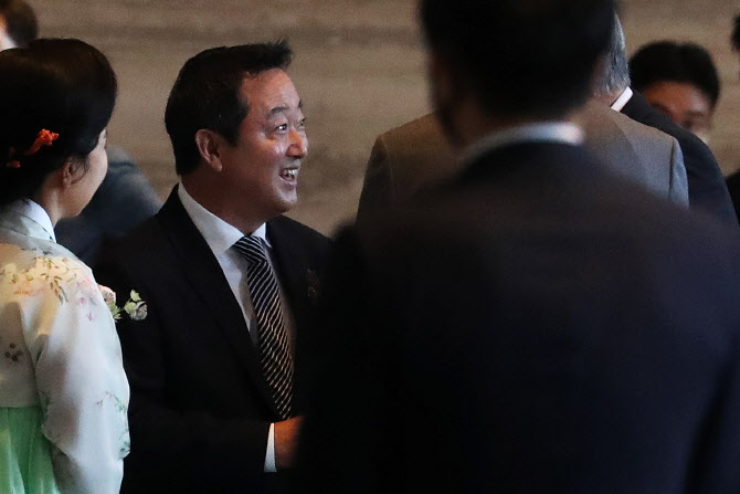  하객들과 대화하는 이웅열 명예회장                                                                                                                                                                