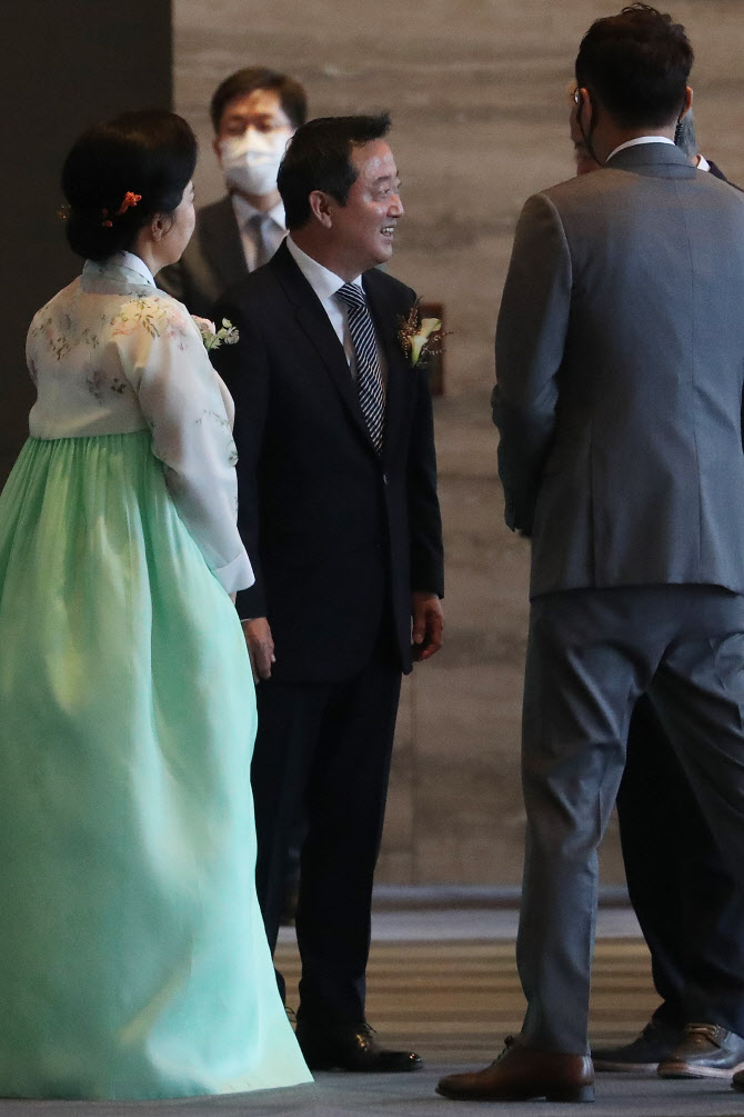  하객들과 대화하는 이웅열 명예회장                                                                                                                                                                