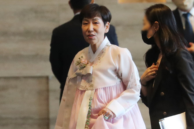  결혼식 참석한 우영미 디자이너                                                                                                                                                                    