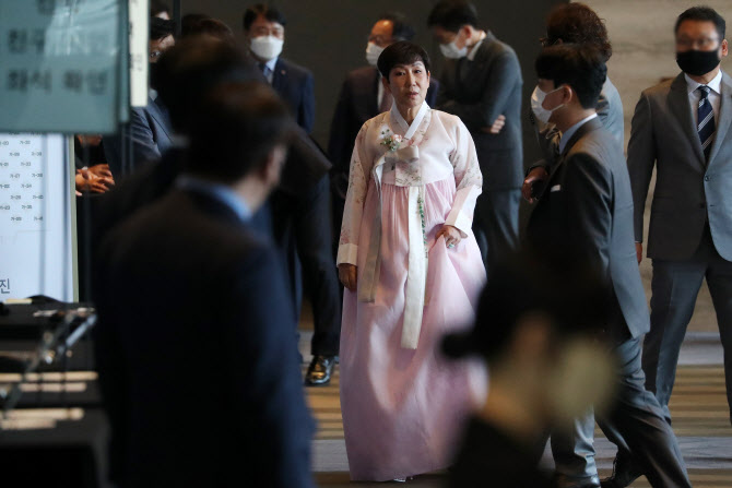  결혼식 참석한 우영미 디자이너                                                                                                                                                                    