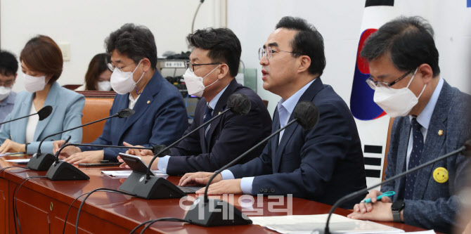 박홍근, '민생은 고통...웃음꽃 만발한 고위당정협의'                                                                                                                                      