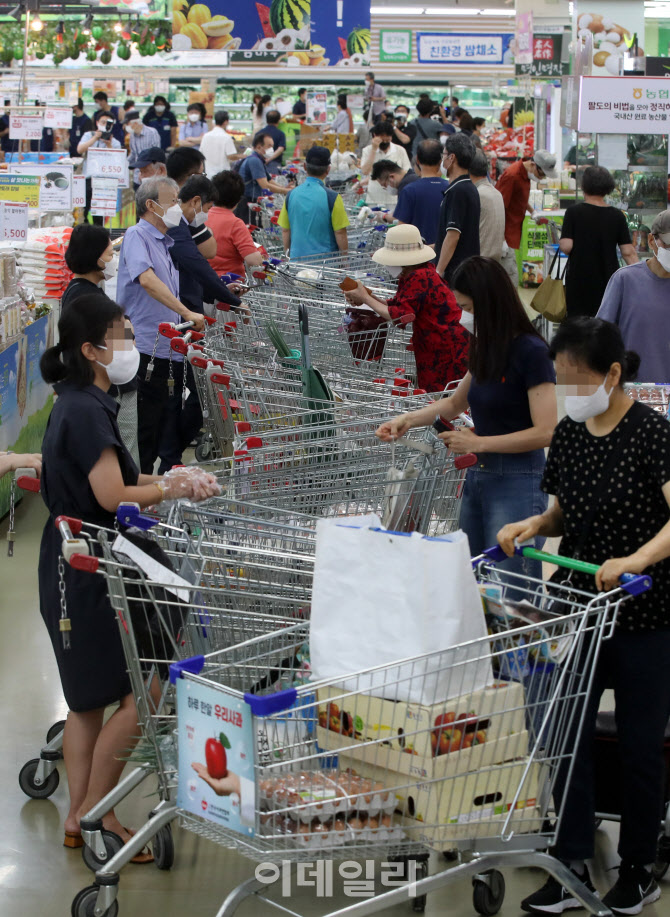  반값 수박 구매 행렬                                                                                                                                                                              