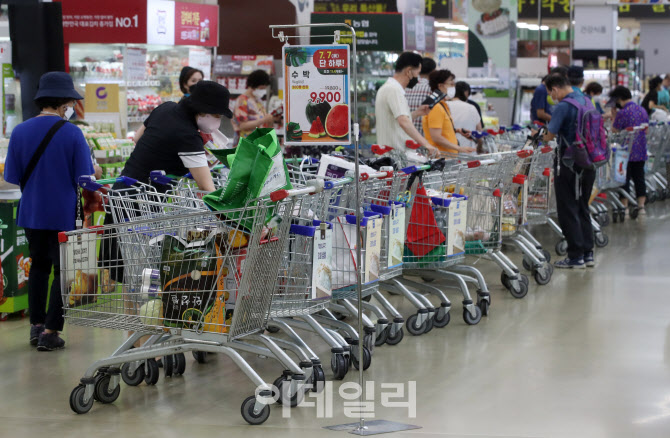  반값 수박 구매 기다리는 카트                                                                                                                                                                     