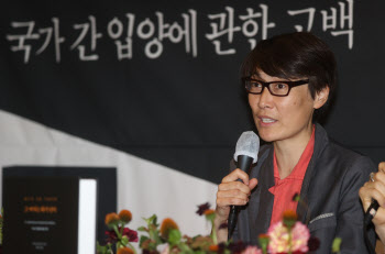 ‘한국이름은 이춘복’…입양인 작가 마야가 분노하는 까닭