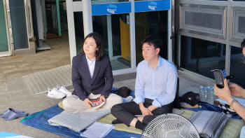 단식농성 의정부시의원 만난 박지현 전 위원장 "청년 정치인, 허수아비 아냐"