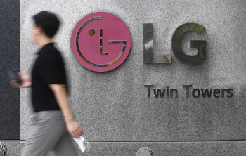 LG전자, 2Q 영업익 12% &apos;뚝&apos;…프리미엄가전·전장이 버텼다(종합)