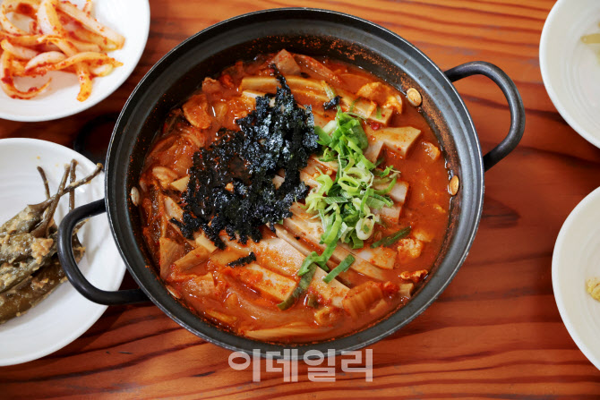 미식로드] 메밀묵 넣은 김치찌개 '태평초'를 아십니까