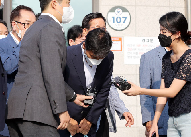  취재진에 고개 숙여 인사하는 안희정                                                                                                                                                               