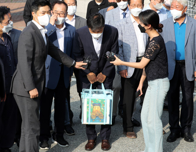 인사하는 안희정                                                                                                                                                                                         