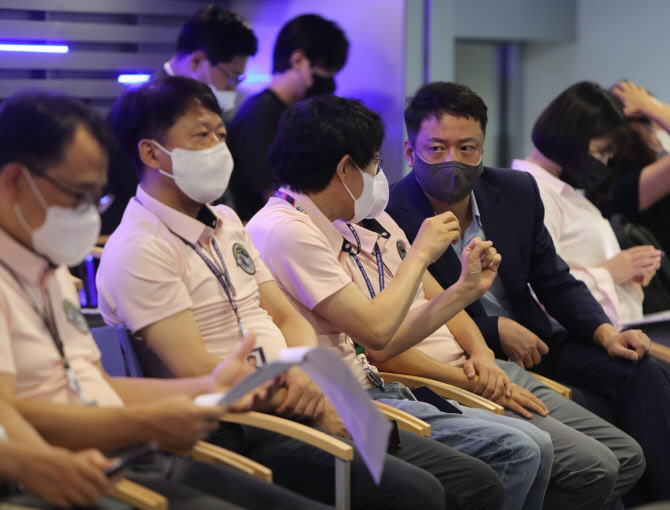  다누리 비행 지켜보는 항우연 직원들                                                                                                                                                               