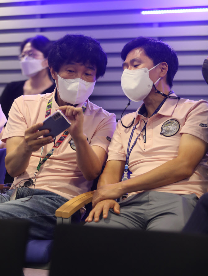  다누리 비행 지켜보는 항우연 직원들                                                                                                                                                               