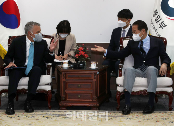  권영세 통일부장관- 필립 골드버그 주한 미국대사                                                                                                                                                   