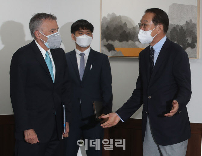  주한미국대사와 대화하는 권영세 장관                                                                                                                                                              