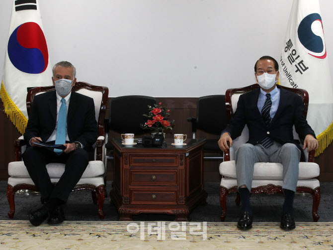  주한미국대사 면담하는 권영세 장관                                                                                                                                                                