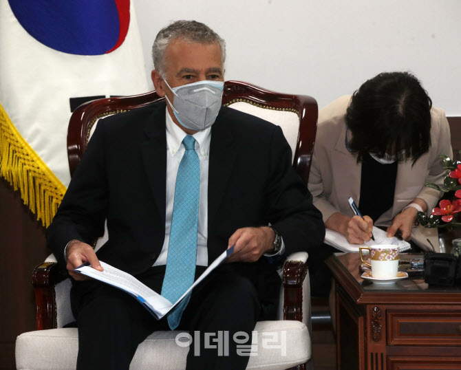  준비된 원고 발언하는 주한미국대사                                                                                                                                                                