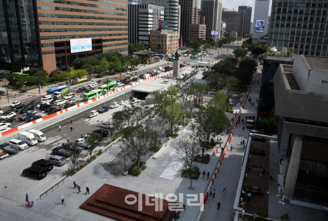  나무가 심어진 광화문광장                                                                                                                                                                         