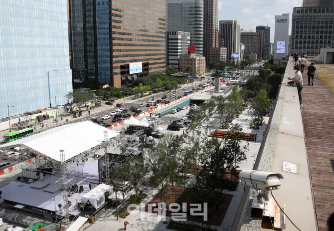  기념식 준비로 어수선한 광화문광장                                                                                                                                                                