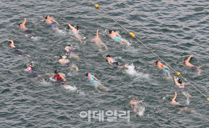 석촌호수 가로지르는 철인들                                                                                                                                                                        