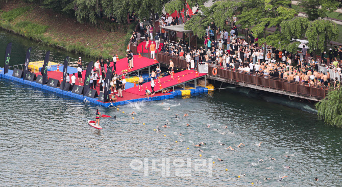 석촌호수에 입수하는 철인들                                                                                                                                                                        