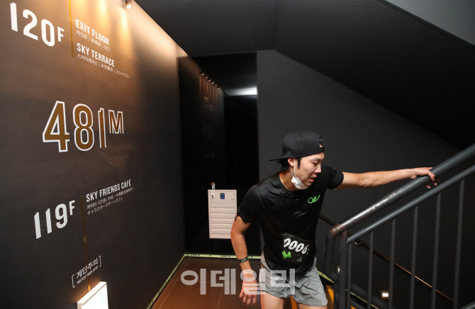 석촌호수 수영후 123층까지 올라가는 참가자들                                                                                                                                                       