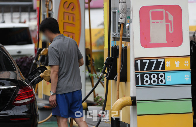 기름값 5주 연속 하락...휘발유 L당 1800원대                                                                                                                                                        