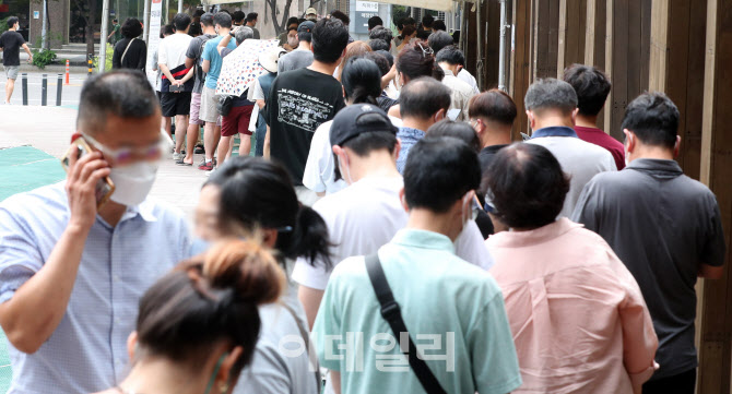 코로나 신규확진 주말에도 10만명 이상...전국 10만 5507명 신규 확진                                                                                                                                 