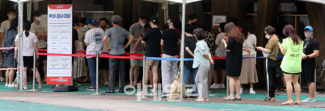 엿새째 확진자 10만명 이상… 누적 사망자 2만5263명                                                                                                                                                 