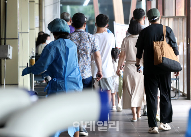 코로나 확진자 10만5507명, 전주 1.43배↑…위중증 297명·사망 27명                                                                                                                                  