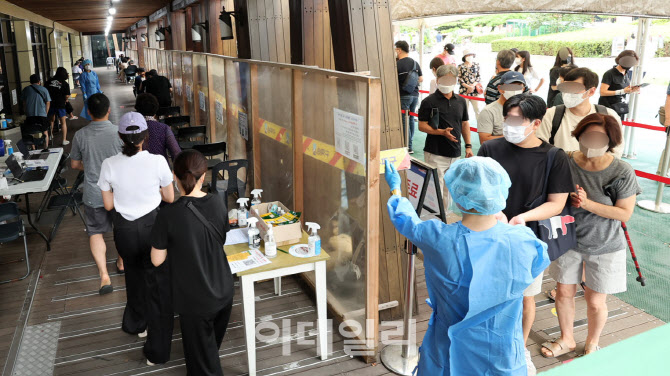 주말에도 신규 확진 10만 명 돌파 지속…7일 10만5507명                                                                                                                                              